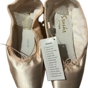 Sansha Medium strength shank Ballet/Dance shoes SOPRANO 101